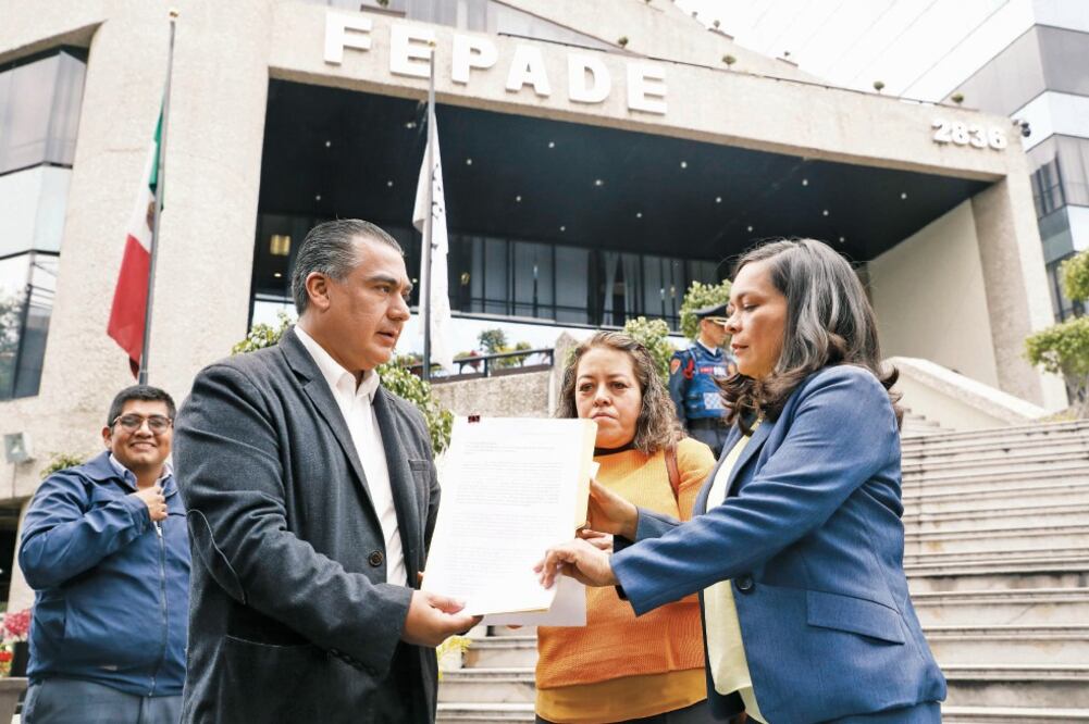 Dirigentes del PRD encabezados por la secretaria general de ese organismo, Beatriz Mojica Morga, presentaron ayer una denuncia ante la Fiscalía Especializada para la Atención de Delitos Electorales en contra de Lozoya (LUIS CORTÉS. EL UNIVERSAL)