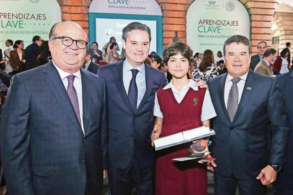 Graco Ramírez, gobernador de Morelos; Aurelio Nuño Mayer, titular de la SEP, y Juan Díaz de la Torre (der.), líder del SNTE, acudieron a la presentación de los planes y programas de estudio del nuevo modelo educativo. (SNTE)