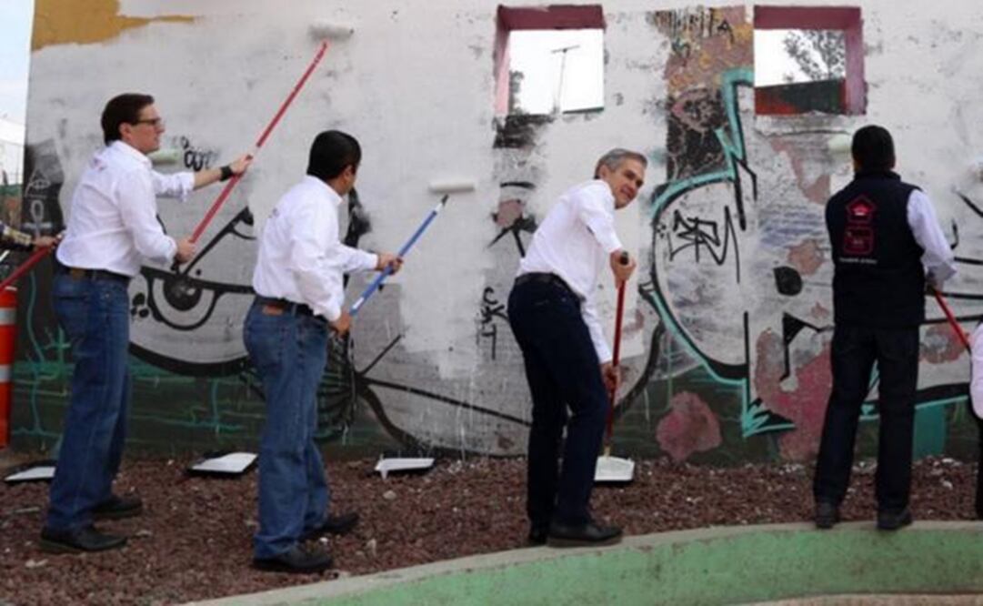 Mancera working in the public areas of the metropolis. (Photo: Taken from @ManceraMiguelMX)
