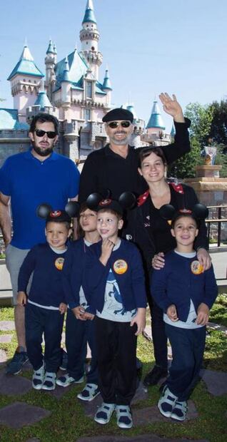 Miguel Bosé muestra el rostro de sus hijos ante extorsión