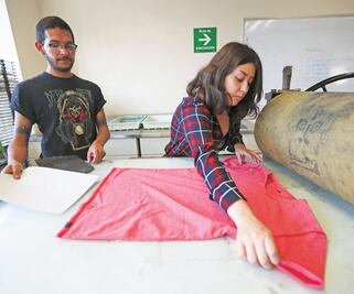 Dan un giro a la moda con playeras hechas de pet 