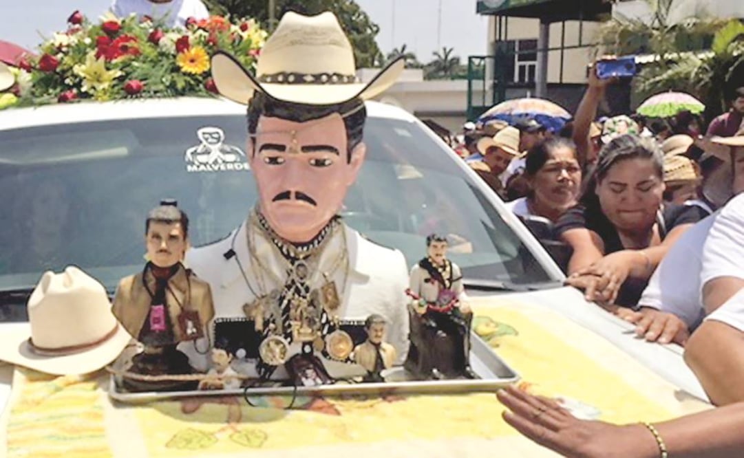 El busto de Jesús Malverde recorre la ciudad, sobre una camioneta. La procesión se realiza bajo acordes de música de banda. JAVIER CABRERA. EL UNIVERSAL