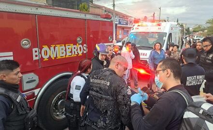 Reportan 2 bomberos heridos en Neza tras explosión por acumulación de gas