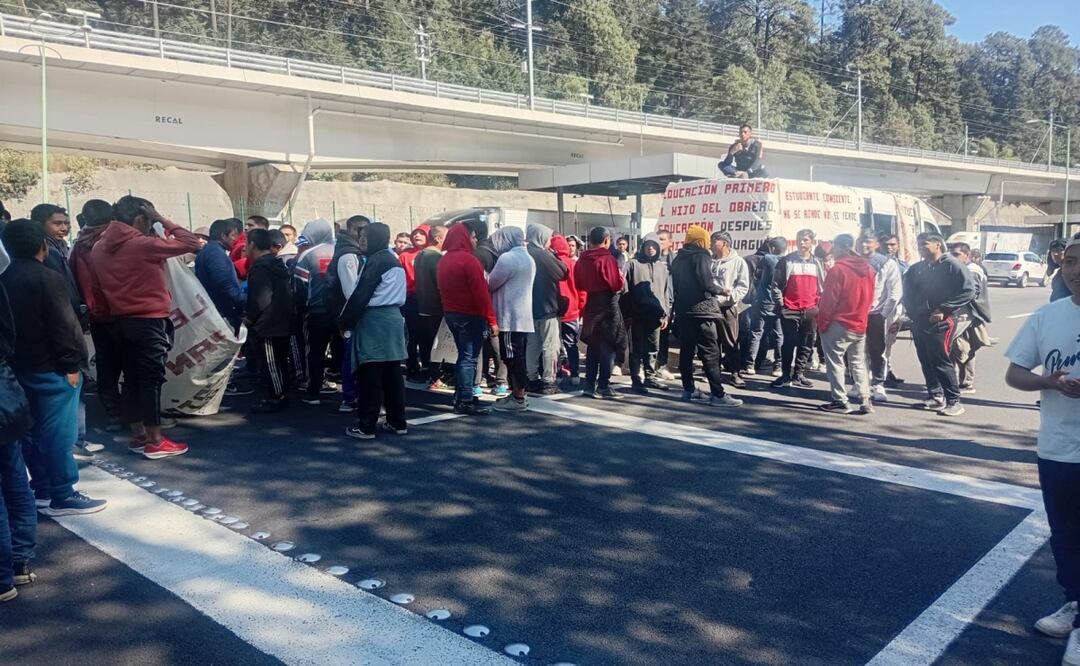 Normalistas de Tenería, Edomex realizan marcha silenciosa; buscan diálogo con la SEP. Foto: Especial