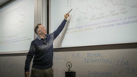 El matemático británico Christopher Budd OBE ofrecerá conferencia mañana