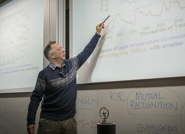 El matemático británico Christopher Budd OBE ofrecerá conferencia mañana