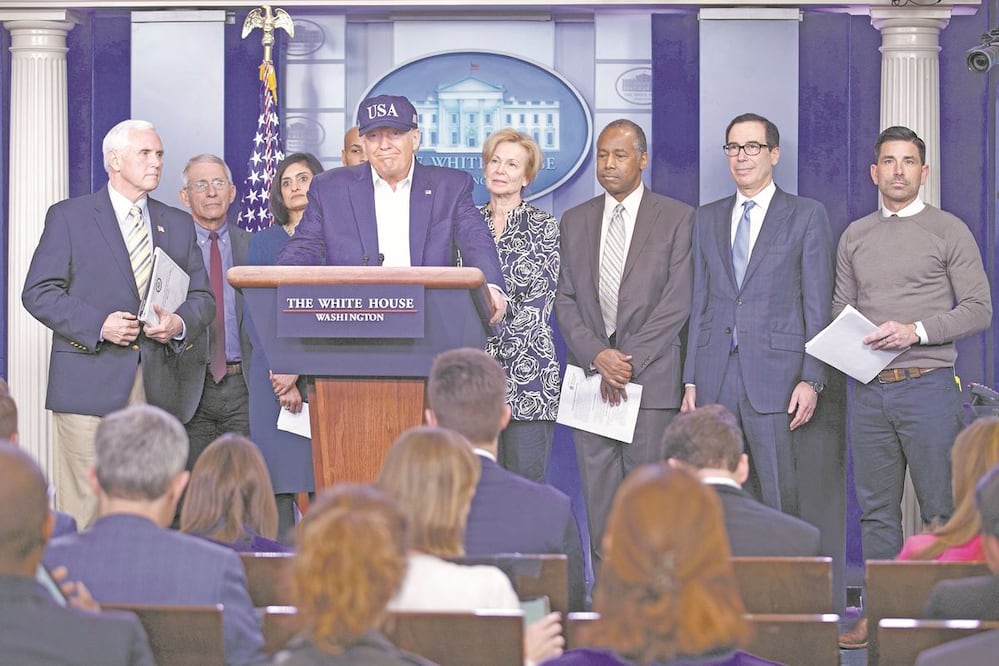 El presidente Donald Trump, con su equipo de trabajo contra el coronavirus en Washington, en marzo pasado. ARCHIVO EFE