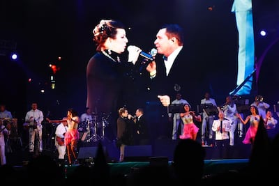 Reciben capitalinos 2019 a ritmo de Margarita "La diosa de la cumbia"