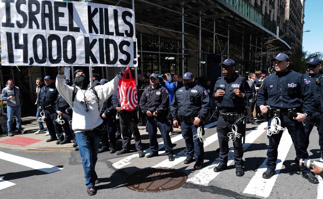 Protestas propalestinas se intensifican en NY, mientras la policía detiene a decenas. Foto: AFP