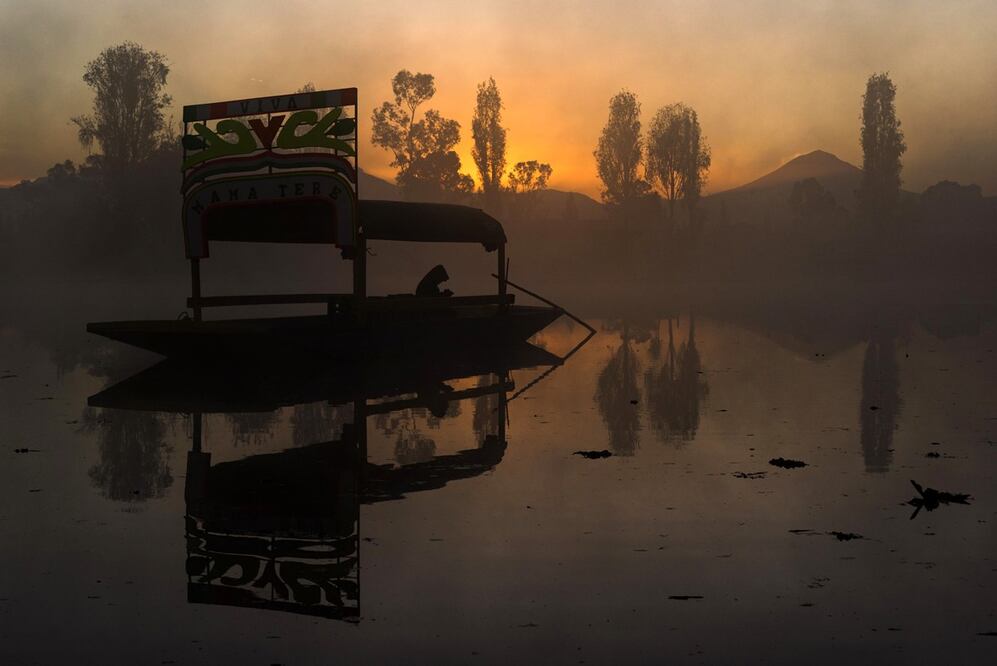 Cuando aún es de noche, abordas la trajinera. Foto: Pedro Berruecos