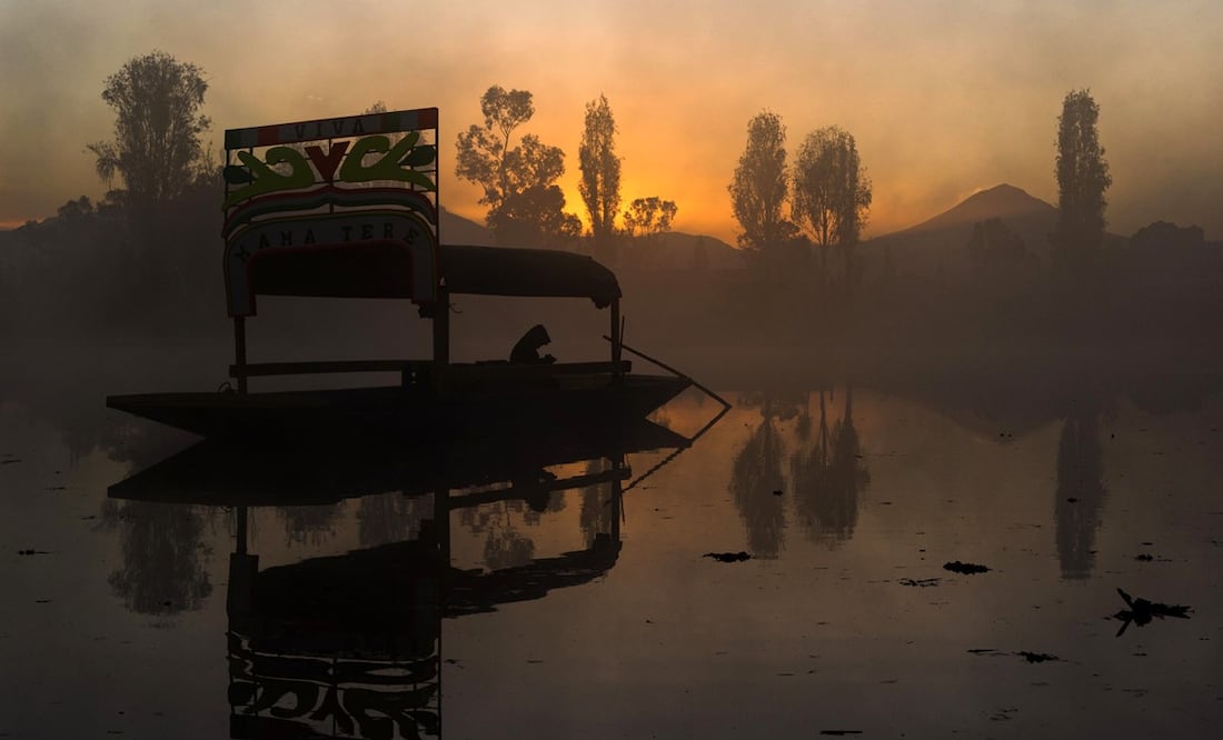 Cuando aún es de noche, abordas la trajinera. Foto: Pedro Berruecos