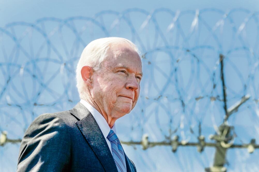 Jeff Sessions, fiscal general estadounidense, agradeció la colaboración de sus “socios mexicanos” y el trabajo conjunto para acabar con las redes de trata. (HAYNE PALMOUR IV. AP)