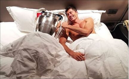 Robert Lewandoski "durmió" con el trofeo de la Champions League