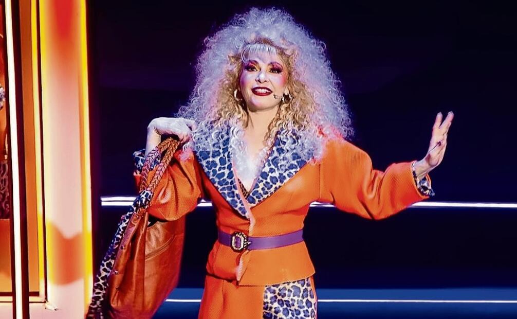 Mentiras y Mentidrags cruzan sus universos en una función especial con canciones de los 80, drag y mucho despecho, donde cuatro mujeres pelean por el amor del mismo hombre.