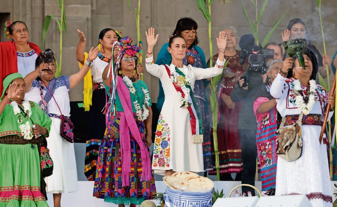 La presidenta Claudia Sheinbaum recibió el ritual de limpia, volteando a los cuatro puntos cardinales; escuchó los rezos de las indígenas que le desearon éxito para pacificar el país. Foto: Carlos Mejía / EL UNIVERSAL