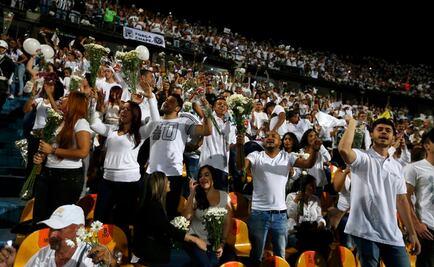 Entre velas blancas y lágrimas, la despedida en el Atanasio Girardot