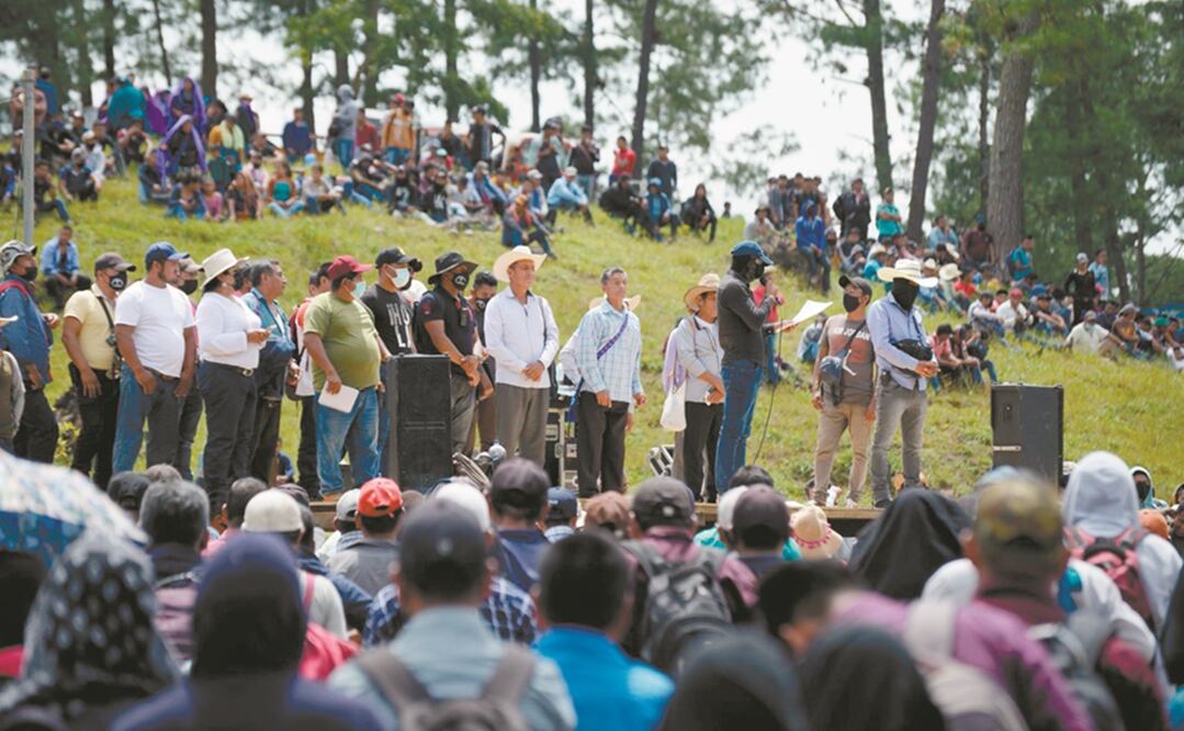 El nuevo concejo fue elegido por cientos de pobladores en una zona boscosa del rancho El Progreso. Foto: JOSÉ SANTIZ. CUARTOSCURO