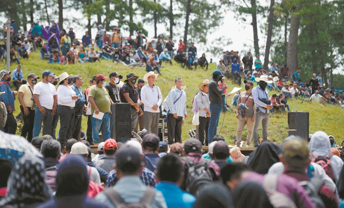 El nuevo concejo fue elegido por cientos de pobladores en una zona boscosa del rancho El Progreso. Foto: JOSÉ SANTIZ. CUARTOSCURO