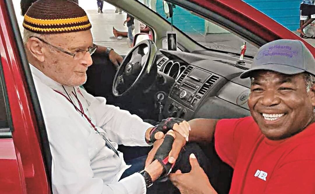 El párroco Antonio de Santa María destaca que Héctor Silva (izq.) ha dedicado su vida a ayudar a migrantes. Foto: Sandra Tovar/ EL UNIVERSAL