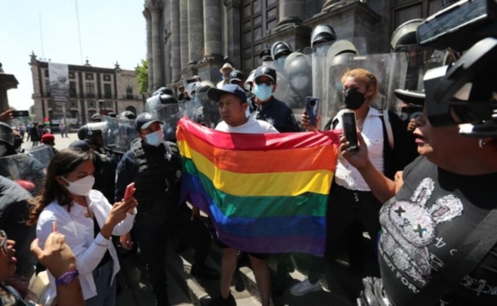 Investigan a policías por uso excesivo de la fuerza contra periodistas y comunidad LGBTTTI durante protesta en Toluca 