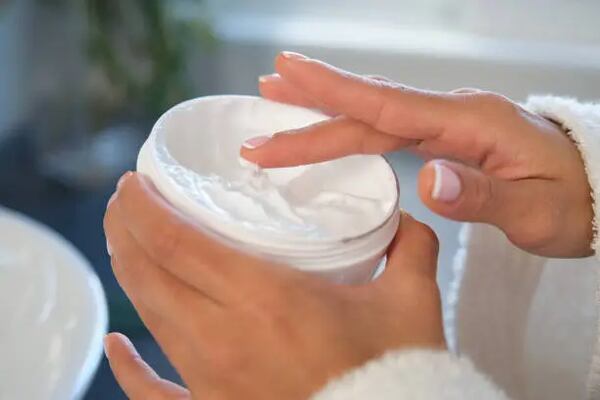 Cómo usar la crema Nivea para limpiar tus bolsos