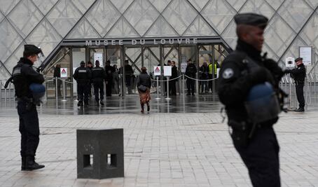 Policía sospecha que atacante del Louvre es un egipcio de 29 años