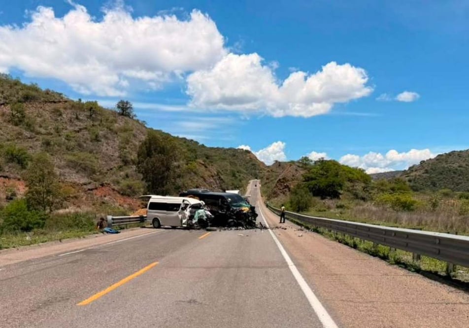 Al menos siete personas perdieron la vida y otras 11 resultaron lesionadas, tras un accidente sobre la supercarretera Oaxaca-Cuacnopalan. Foto: Especial