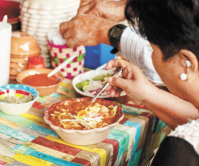 Cada 15 de septiembre, decenas de puestos ofrecían en la calle platillos como el pozole. Foto: ARCHIVO EL UNIVERSAL