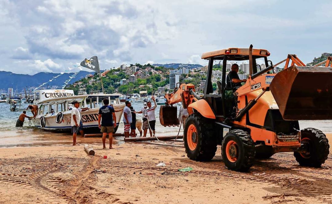 En Acapulco, este martes, prestadores de servicios turísticos retiraron sus embarcaciones del mar y se prepararon para las lluvias que pudiera provocar el huracán Polo. Foto: DAVID GUZMÁN. EFE