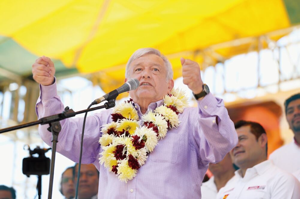 Andrés Manuel López Obrador dijo que no descarta la idea de que, como el ex presidente Benito Juárez, se mude a vivir a Palacio Nacional si gana las elecciones. (VALENTE ROSAS. EL UNIVERSAL)