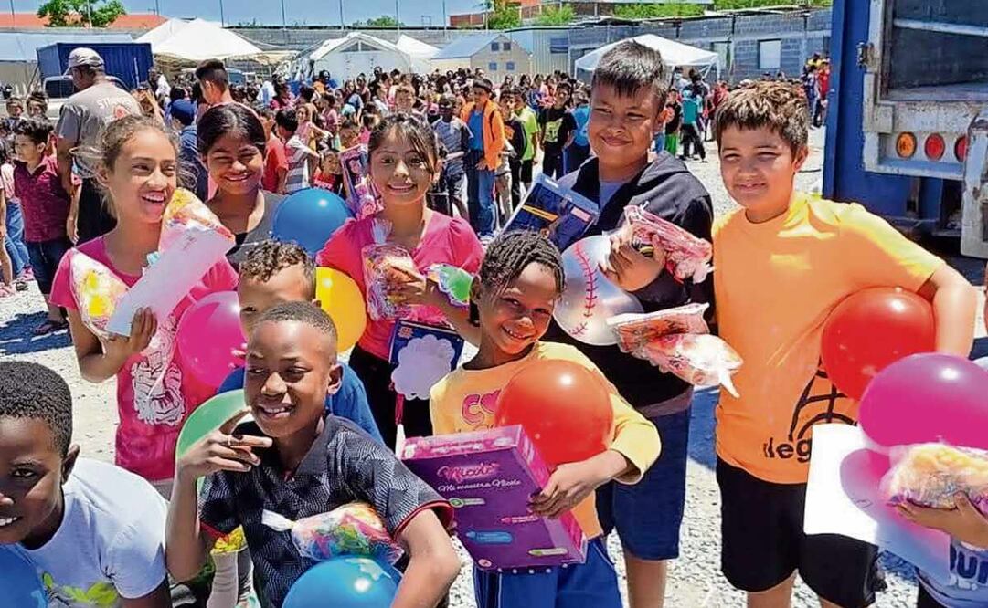 Niños y niñas del albergue Senda de Vida, en Reynosa, Tamaulipas, recibieron regalos que les llevaron voluntarios. Foto: Sandra Tovar / EL UNIVERSAL