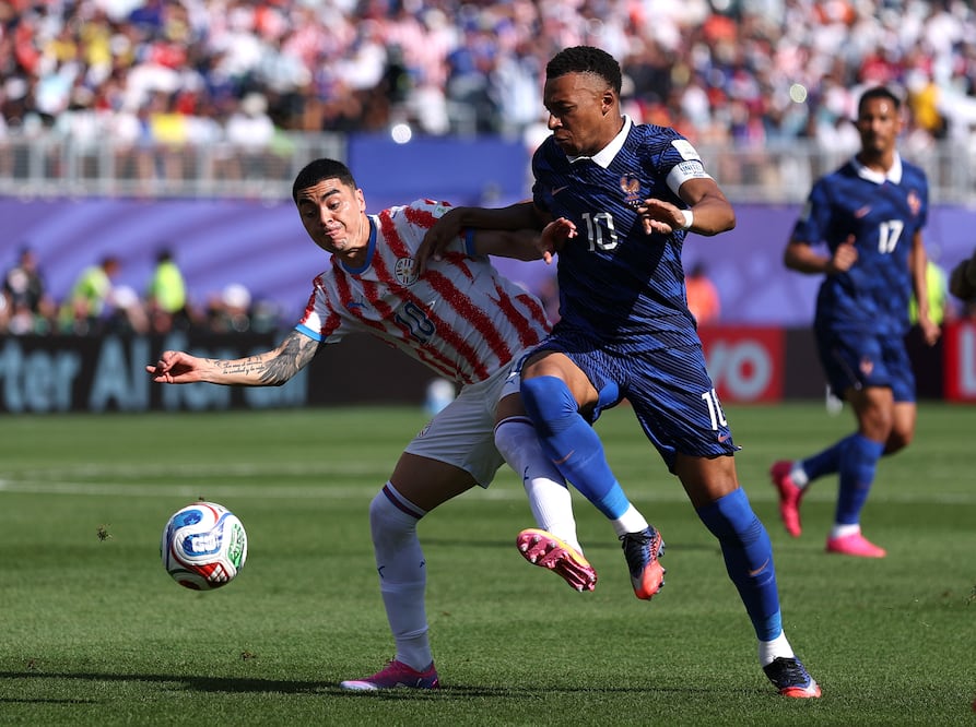 Miguel Almirón y Kylian Mbappé, durante los Octavos de Final del Mundial de 2026 entre Paraguay y Francia - Foto: AFP