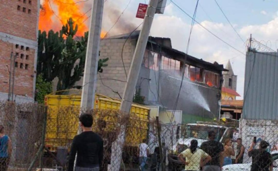 Se incendia vivienda en Tultitlán, Estado de México. Foto: Especial.