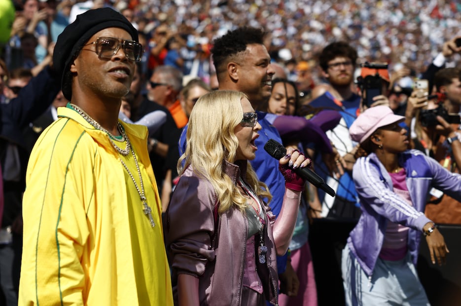 Madonna, Ronaldinho y Ronaldo en la clausura del Mundial 2026.
Foto: EFE / Will Oliver