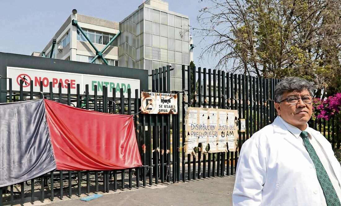 El doctor Pablo Damián Matzumura, profesor e investigador de la unidad Iztapalapa de la UAM, no ha podido entrar a su laboratorio desde que empezó la huelga. GERMÁN ESPINOSA/ EL UNIVERSAL