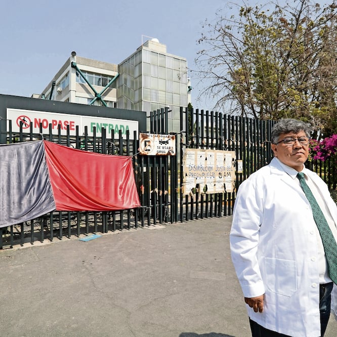 El doctor Pablo Damián Matzumura, profesor e investigador de la unidad Iztapalapa de la UAM, no ha podido entrar a su laboratorio desde que empezó la huelga. GERMÁN ESPINOSA/ EL UNIVERSAL