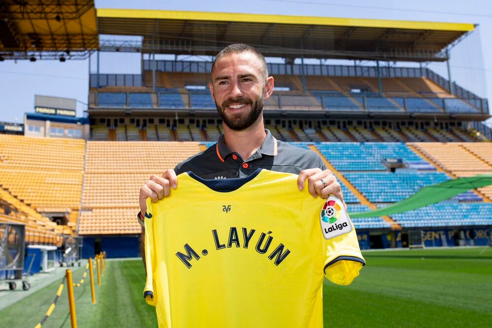 Miguel Layún posa en el Estadio de la Cerámica. Foto: @Miguel_layun