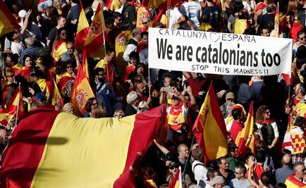 Miles marchan en Barcelona contra el separatismo