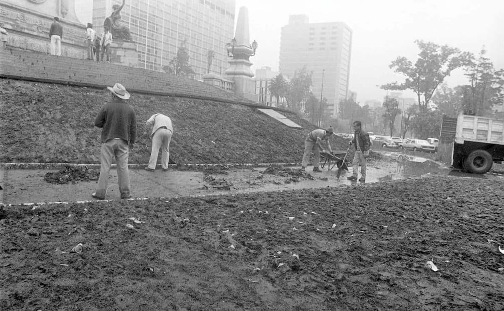Jardines del Ángel de Independencia, destrozados tras la parranda. Tras los actos delictivos del 3 de junio y durante los siguientes partidos, se puso a disposición de los aficionados un “ministerio público volante”. Foto: Archivo EL UNIVERSAL