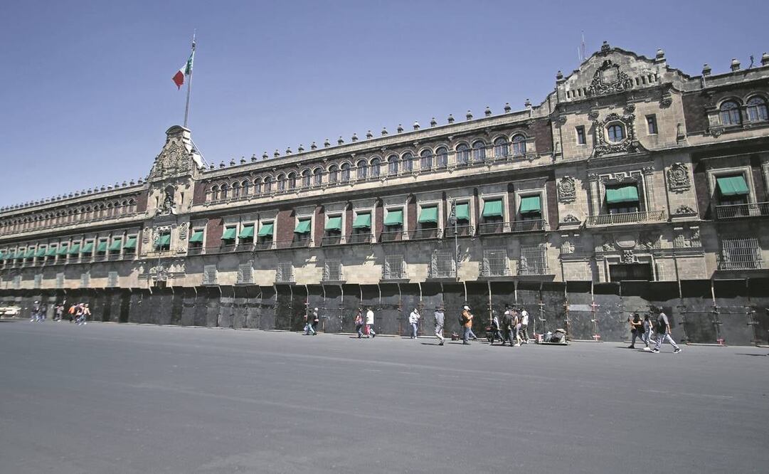 El Palacio Nacional fue protegido por vallas metálicas previo a la manifestación de organizaciones y ciudadanos a favor del INE y en rechazo al plan B de la reforma electoral. Foto: Carlos Mejía/ EL UNIVERSAL