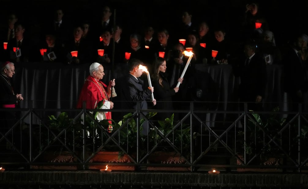 El papa León XIV carga la cruz a lo largo de las 14 estaciones del Viacrucis en el Coliseo de Roma este Viernes Santo. (03/04/2026) Foto: AP / Alessandra Tarantino.