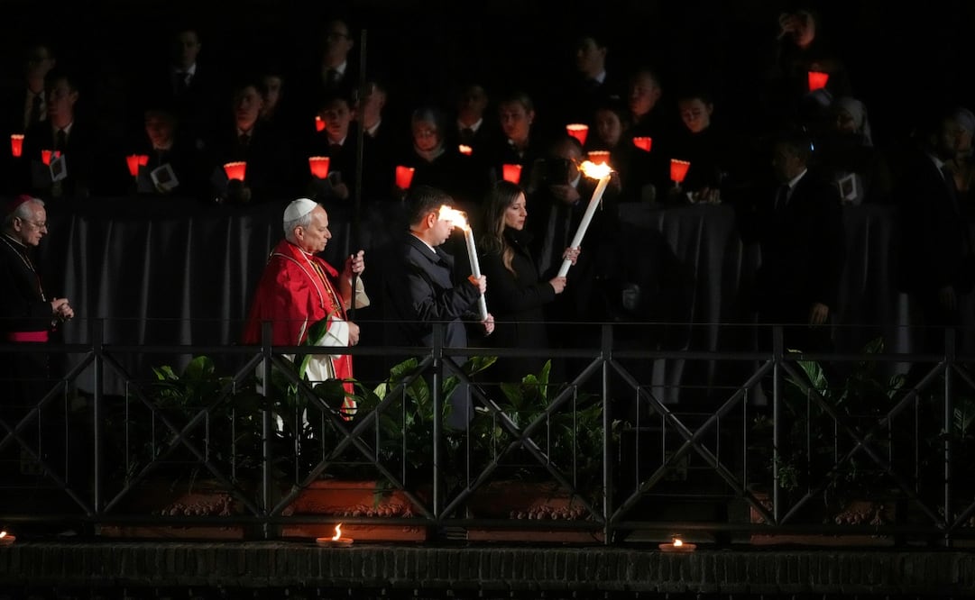 El papa León XIV carga la cruz a lo largo de las 14 estaciones del Viacrucis en el Coliseo de Roma el Viernes Santo. Foto: AP / Alessandra Tarantino.