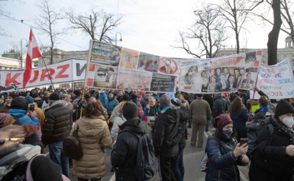 Al menos 5 mil personas protestan contra medidas antiCovid en Austria