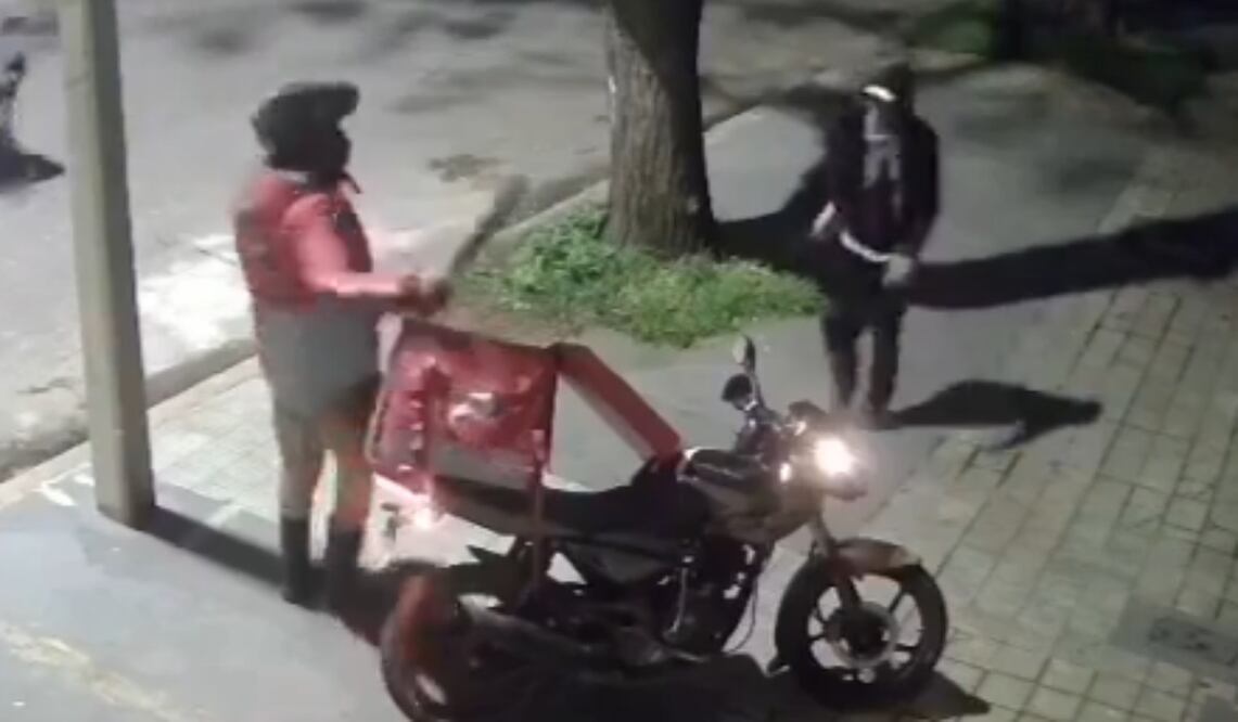 El repartidor, de PedidosYa, se estacionó la noche del sábado afuera de un domicilio donde debía entregar un pedido. Foto: X @bellik14451