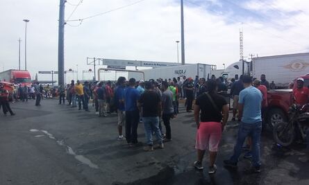 Transportistas bloquean puente internacional Reynosa-Pharr; protestan por exhaustivas revisiones de EU