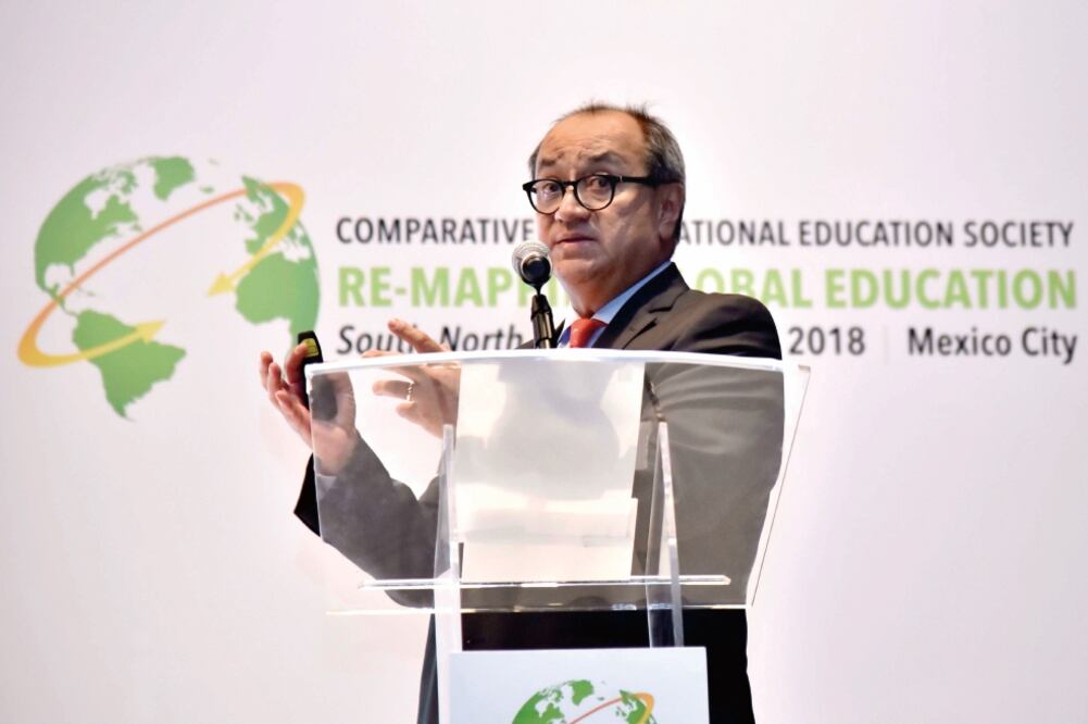 El titular de la SEP cuestionó la poca profesionalidad para elaborar las políticas públicas y dejarse llevar por clichés partidistas y sindicales. (ARCHIVO EL UNIVERSAL)