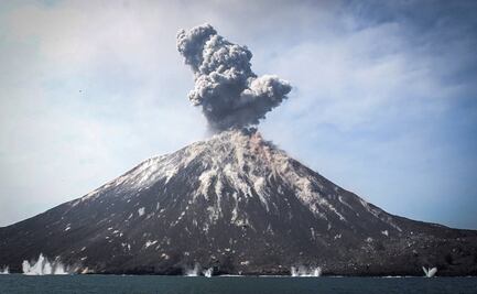 Volcán Krakatoa registra erupción en Indonesia; lanza ceniza a más de 3 mil metros