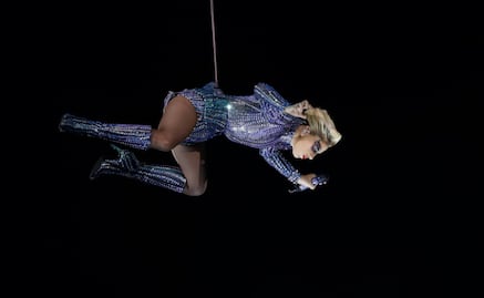 Lady Gaga vuela sobre el escenario del Super Bowl 