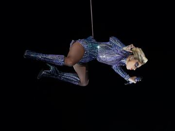Lady Gaga vuela sobre el escenario del Super Bowl