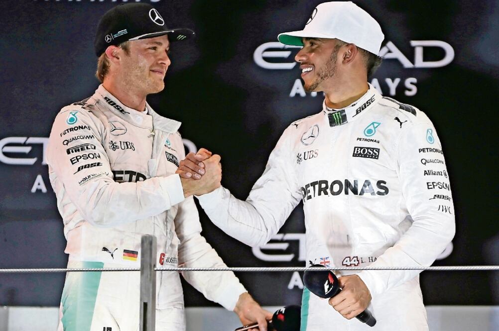 Lewis Hamilton (der.) compitió con Nico desde que eran niños. (FOTO: KAMRAN JEBREILI. EFE)